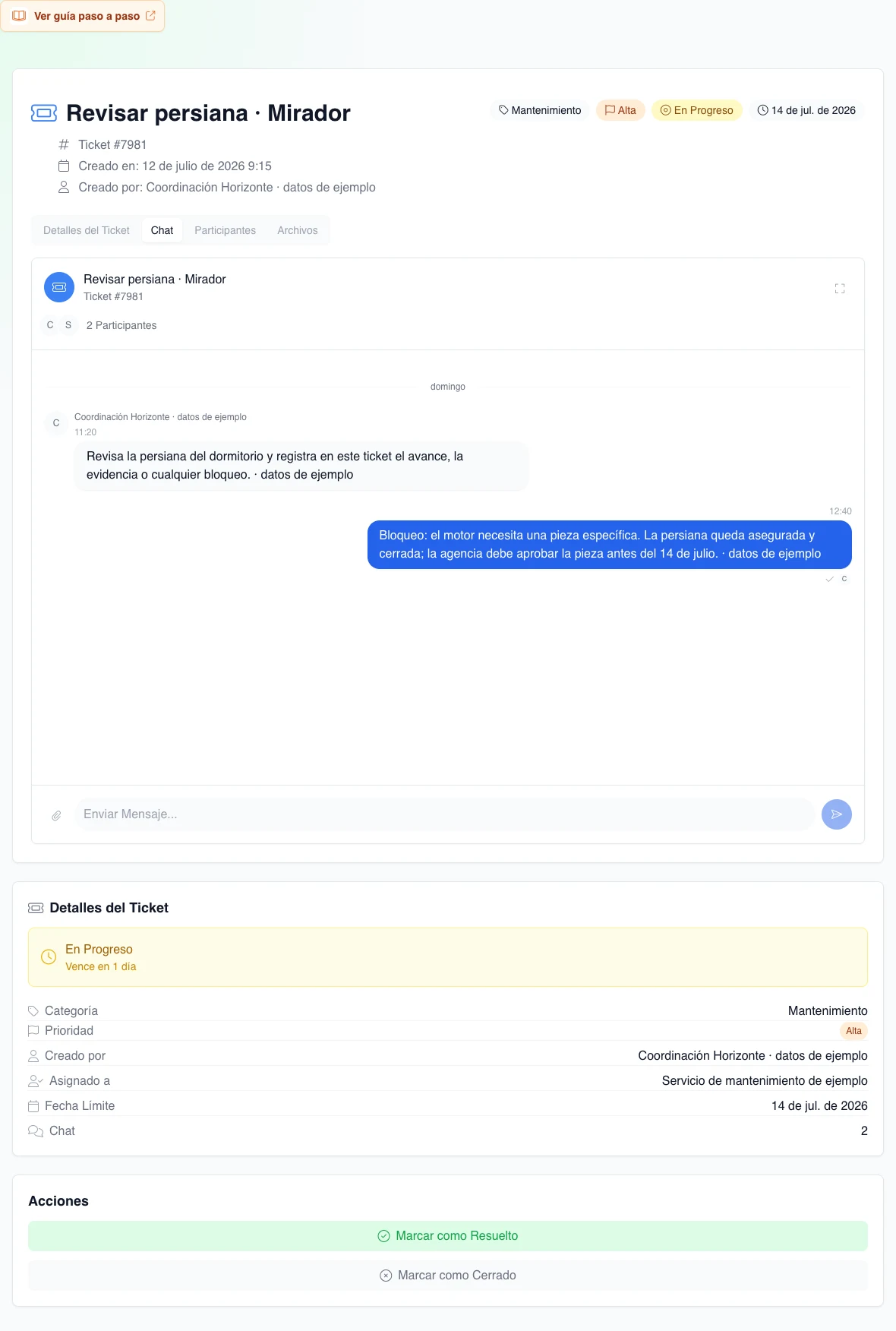 Chat real en español con un bloqueo ficticio que identifica pieza, medida temporal, decisión de la agencia y fecha límite sin cerrar el ticket.