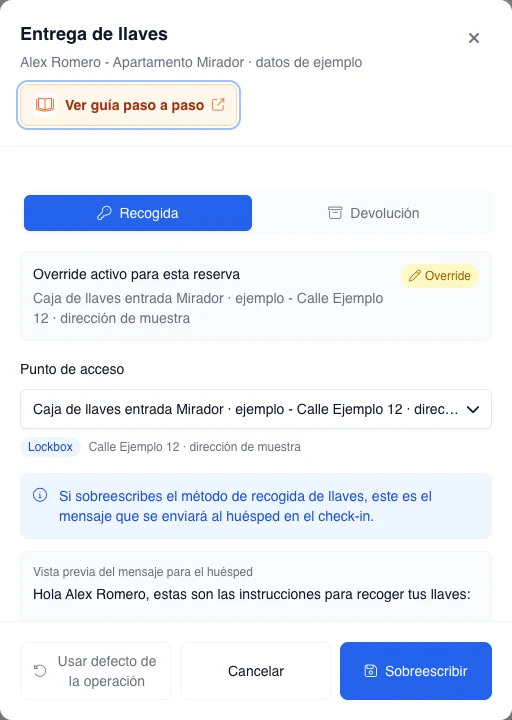 Modal de escritorio con datos ficticios para una recogida de llaves: override activo, caja de llaves seleccionada y vista previa del mensaje al huésped.
