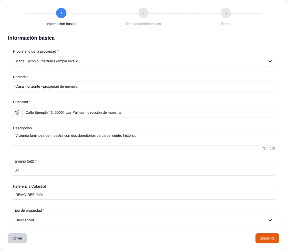Formulario real de creación manual en plan Propietario con datos ficticios: propietario, nombre, dirección, descripción, superficie, referencia catastral y tipo residencial.