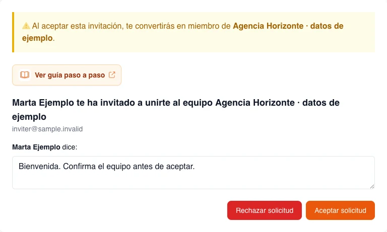 Pantalla real de invitación en español con datos ficticios: nombre de la agencia, persona que invita, mensaje y acciones para rechazar o aceptar.