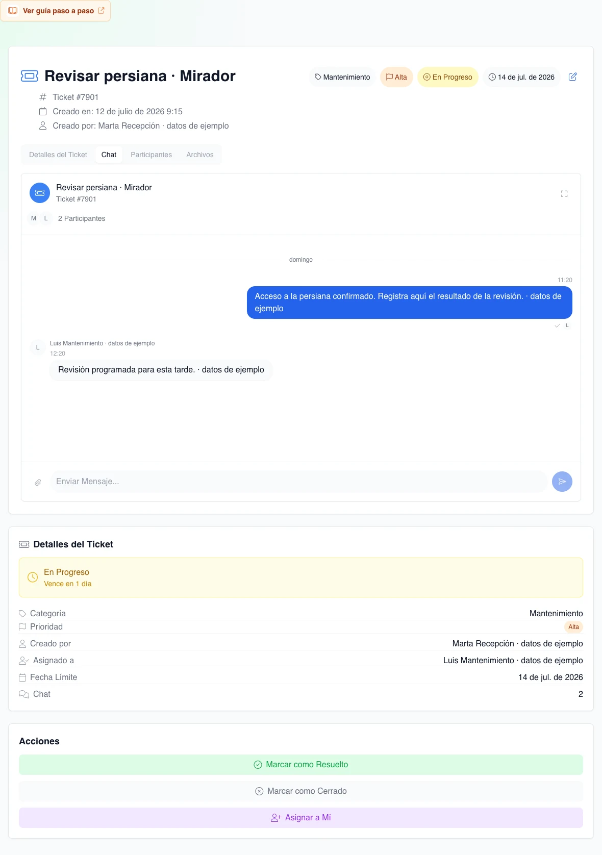 Pestaña Chat real con dos mensajes ficticios completos: recepción informa de la avería y mantenimiento confirma la visita de esa tarde.