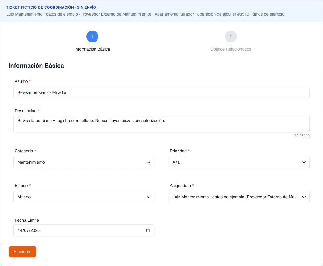 Primer paso del formulario real de ticket con asunto, categoría, prioridad, estado, responsable y vencimiento ficticios; el formulario no puede enviarse.